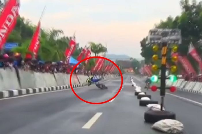 Seorang joki drag bike wanita terpental dari motornya saat kejuaraan Drag Bike Pangkal Pinang 2017.