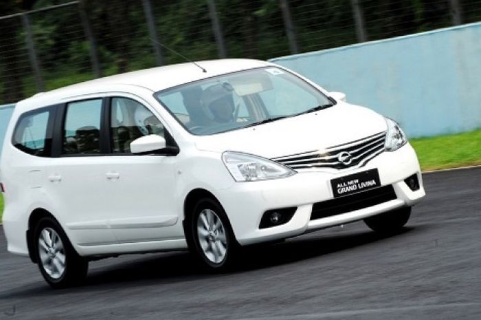 Nissan Grand Livina saat dites di sirkuit Sentul