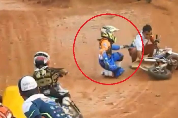 Seorang pembalap motocross ditabrak pembalap lain dari belakang.