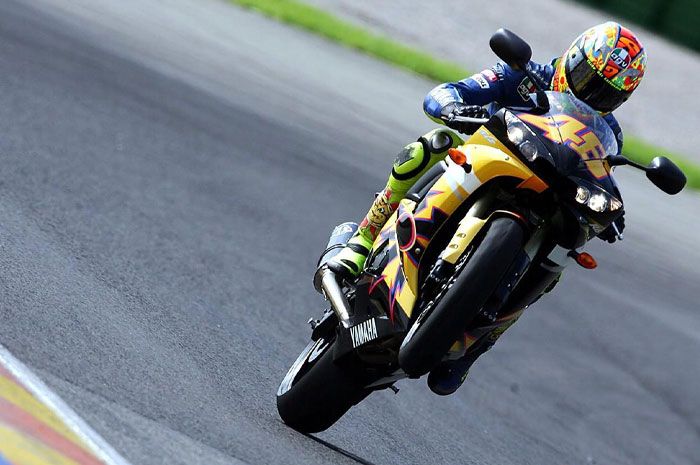 Rossi wheelie dengan R46