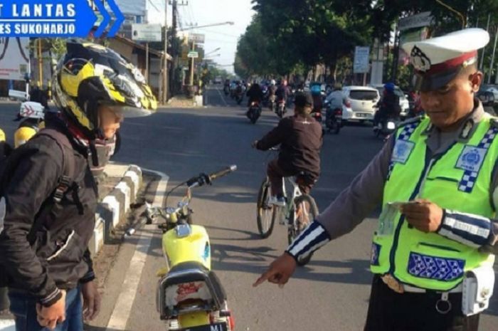 Ditilang karena menggunakan plat nomor ilegal