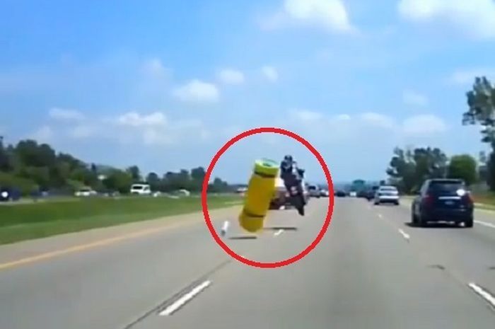 Biker jatuh saat coba hindari matras 