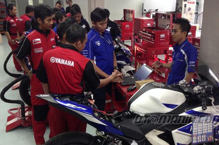 Ilustrasi Yamaha R25 saat ditangani mekanik