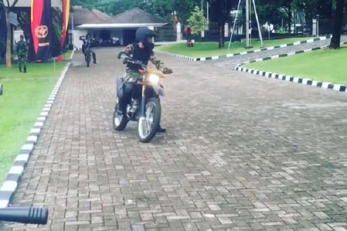 TNI sedang beraksi wheelie