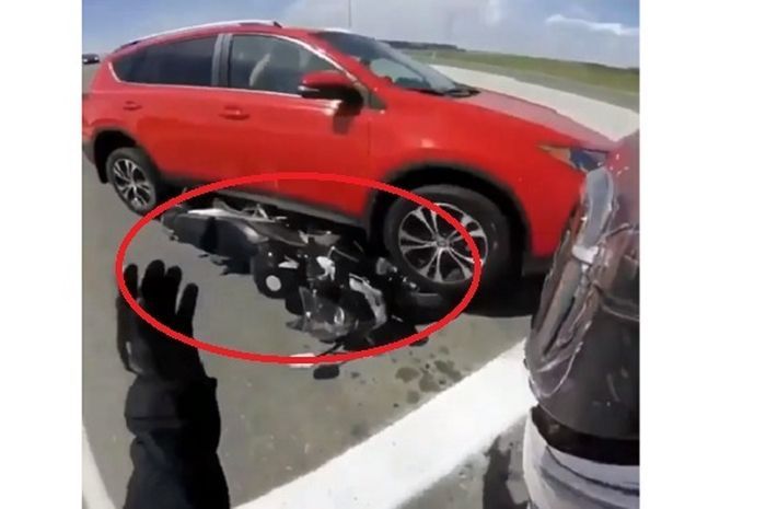 Motor terlindat mobil di jalan 