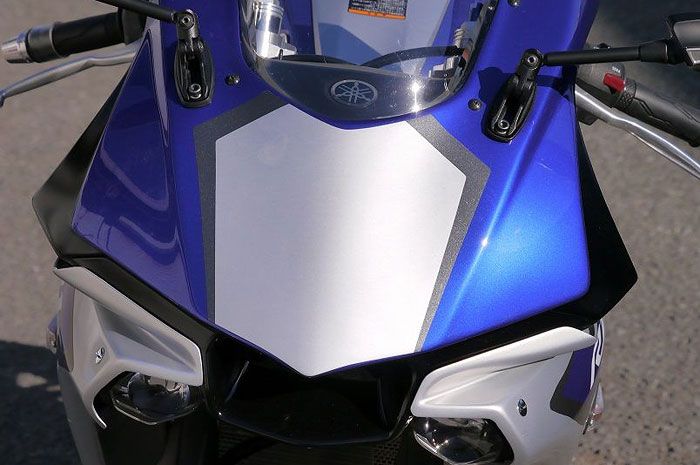 Yamaha YZF-R25 dengan fairing ala R1