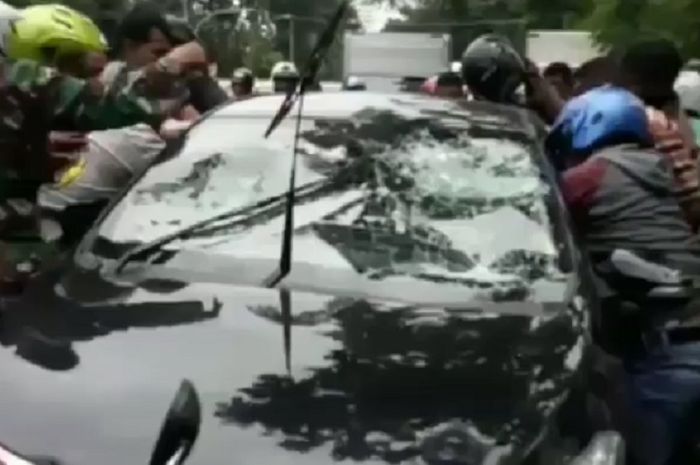 Masa hancurkan mobil bandar narkoba yang lindas polisi