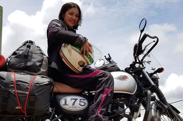 dr. Sari Sitaba Kleruk lady biker dengan W175 SE Touring