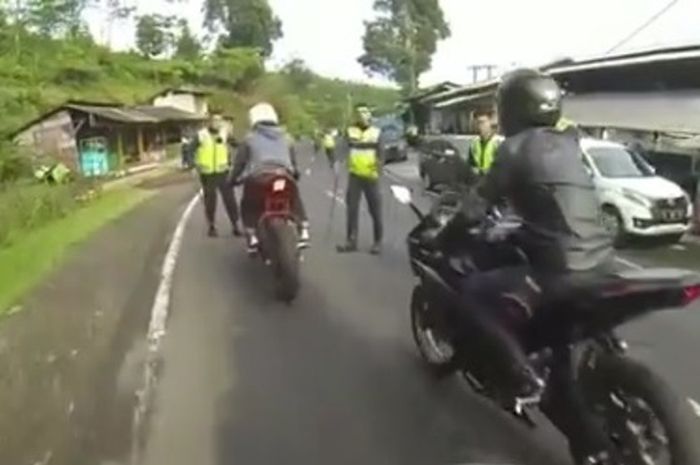 Pengendara motor dikejutkan razia polisi di tengah jalan
