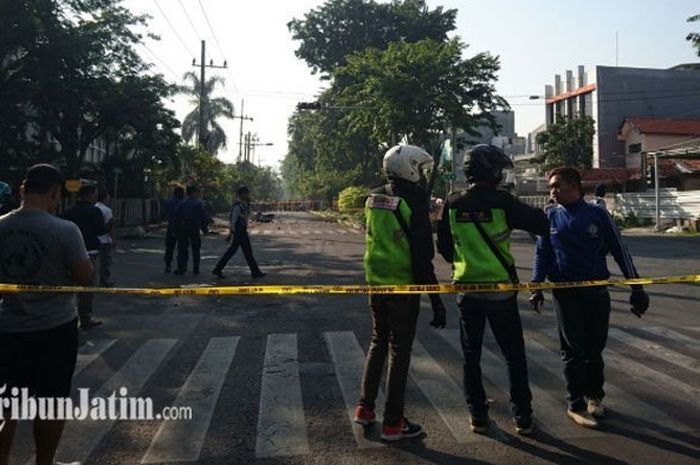 Sejumlah polisi mengamankan Gereja Santa Maria Tak Bercela di Surabaya
