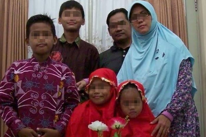 Dita Supriyanto bersama istri dan keempat anaknya