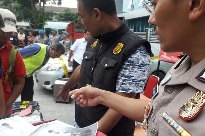 Polisi memeriksa bukti-bukti pencurian bagasi di Bandara Soekarno-Hatta