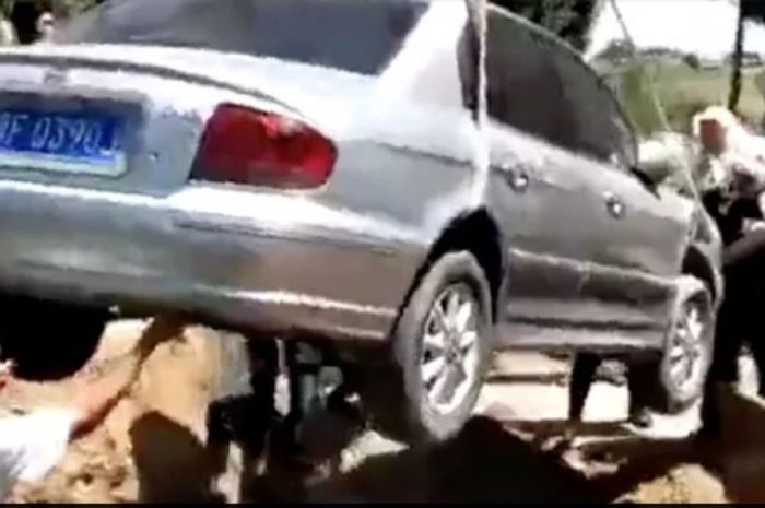 Mobil Kesayangan dijadikan peti mati oleh pria di Tiongkok