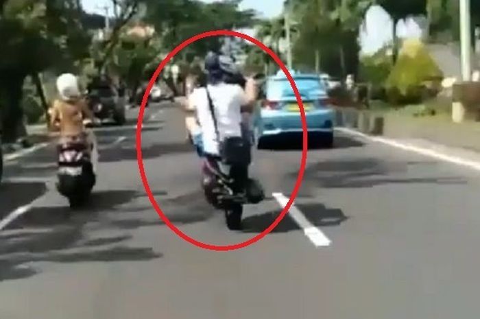 Turis bule sok pamer aksi freestyle di jalan raya