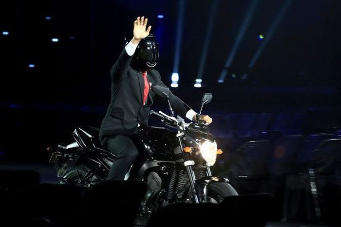 Siapa sosok dibalik aksi moge Presiden Jokowi di live pembukaan Asian Games 2018?