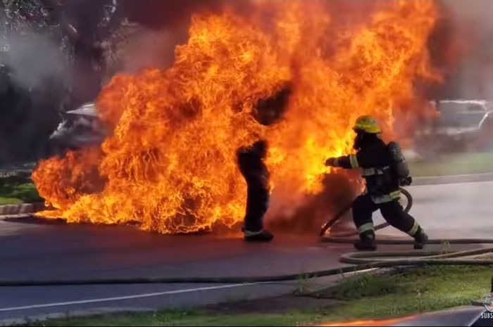 Toyota RAV4 terbakar di tengah jalan