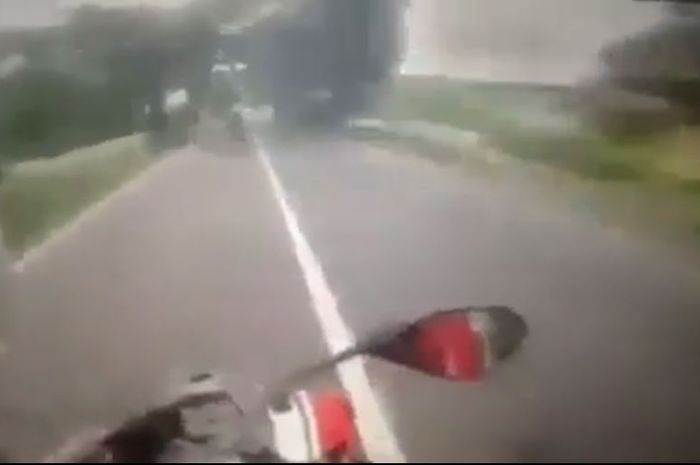 Kecelakaan Ducati Panigale cium bak truk