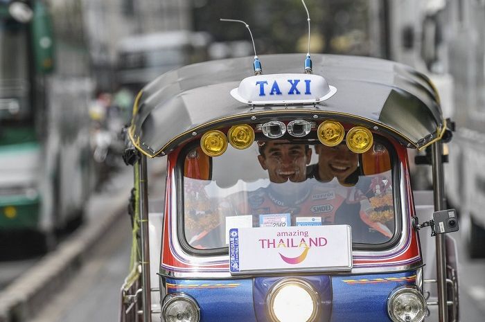 Marc Marquez sedang mengendarai tuk-tuk saat MotoGP Thailand 2018