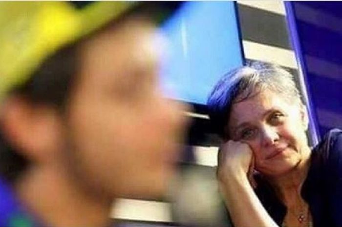 Stefani Rossi, Ibu Valentino Rossi, menatap dari samping