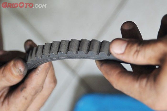 V-belt harus diperiksa dengan teliti