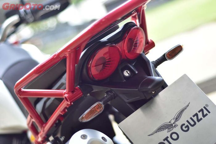 Lampu belakang Moto Guzzi V85TT
