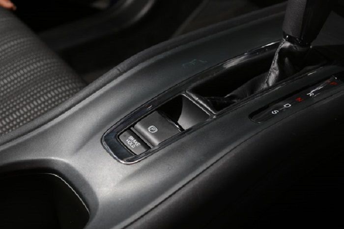 Hindari pakai rem tangan