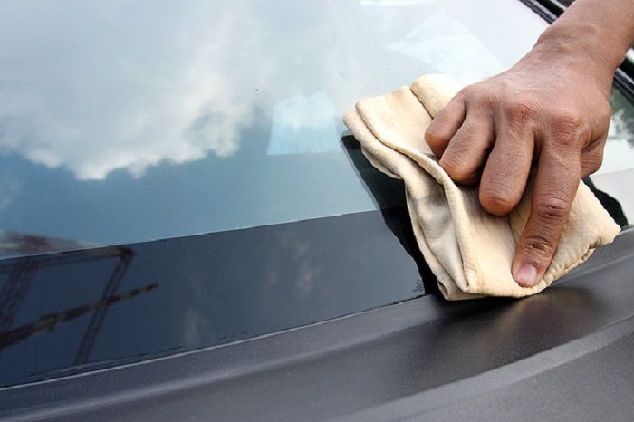 Bersihkan kaca mobil