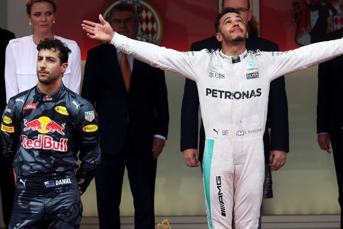 Kehilangan posisi terdepan akibat tim Red Bull melakukan kesalahan saat pit stop, Daniel Ricciardo pasang raut wajah kesal, Lewis Hamilton tampil sebagai pemenang GP F1 Monako 2016