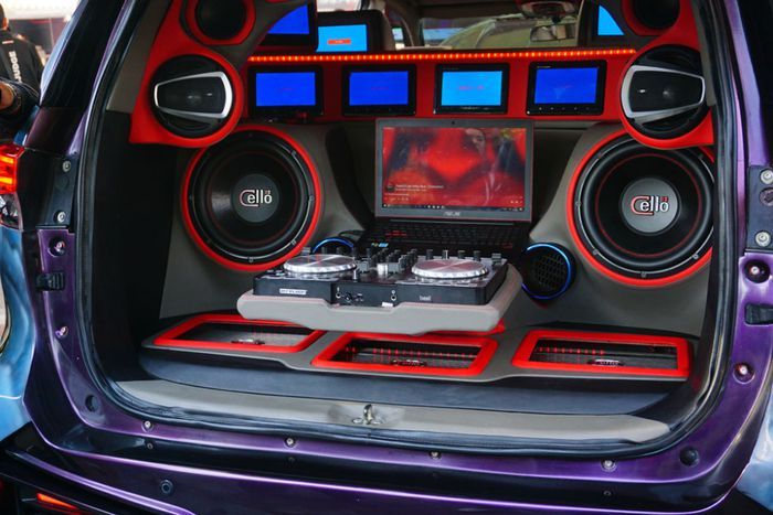 Audio ciamik di kabin Innova berwajah Fortuner