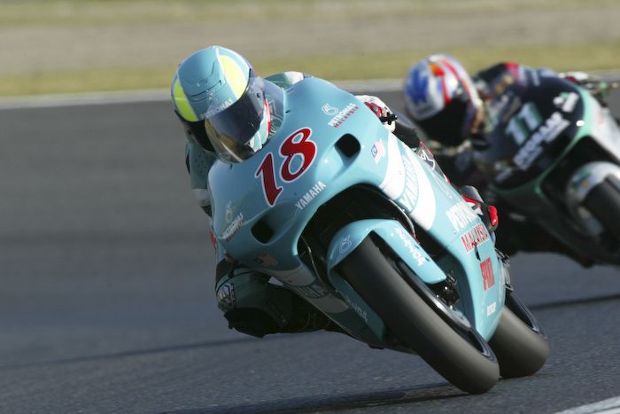 Akankah tim satelit Yamaha dibalut sponsor Petronas pada MotoGP 2019 nanti? Seperti di motor GP 250 cc yang dikendarai Shahrol Yuzy di GP Jepang 2002 ini