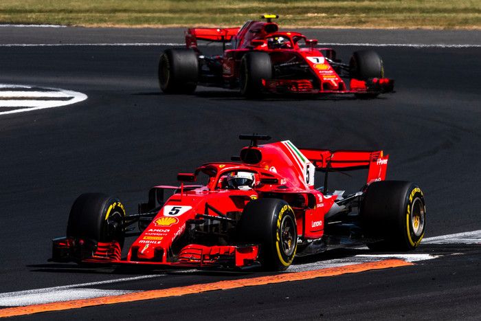 Dua mobil Ferrari mengantar Sebastian Vettel dan Kimi Raikkonen naik podium GP F1 Inggris