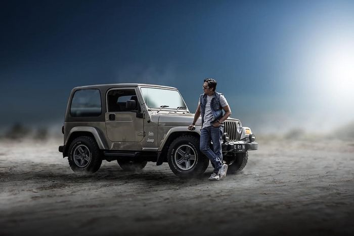 Andre Taulany pose bareng Jeep Wrangler Rubicon