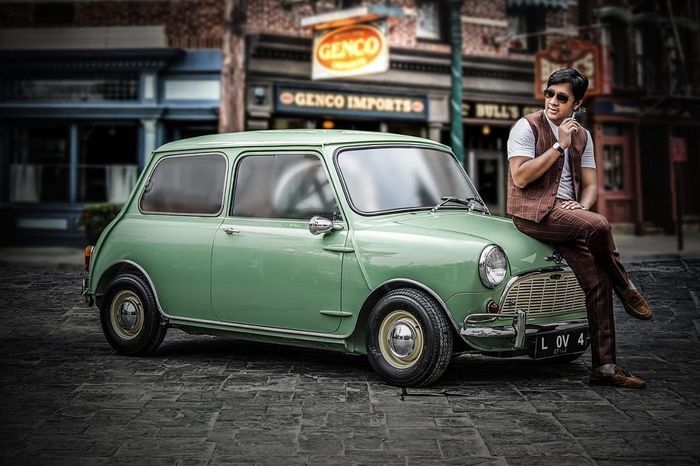 Andrea Taulany pose di atas kap mobil Mini Cooper