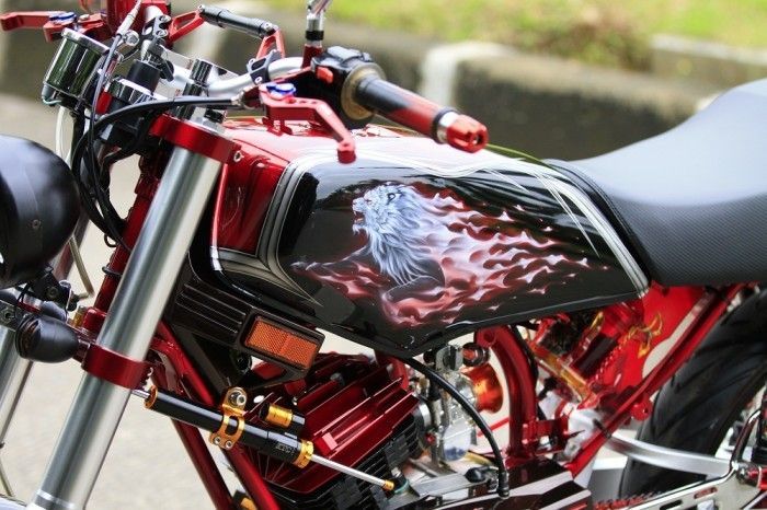 Singa putih tampak di bagian tangki