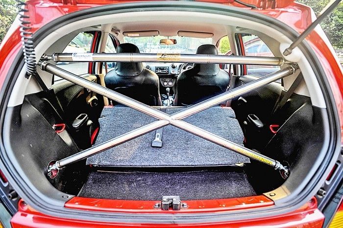 Joran memasangkan X-bar dari J&rsquo;S Racing yang dibaut langsung ke lantai dan atap