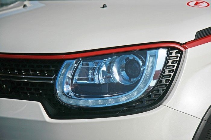 Headlamp dilapis dengan stiker khusus kebiruan supaya terlihat seperti mobil hybrid