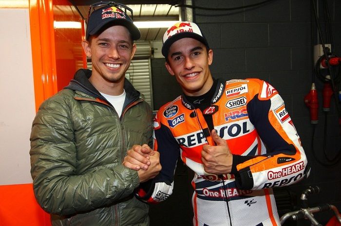 Casey Stoner (kiri) dan Marc Marquez (kanan)