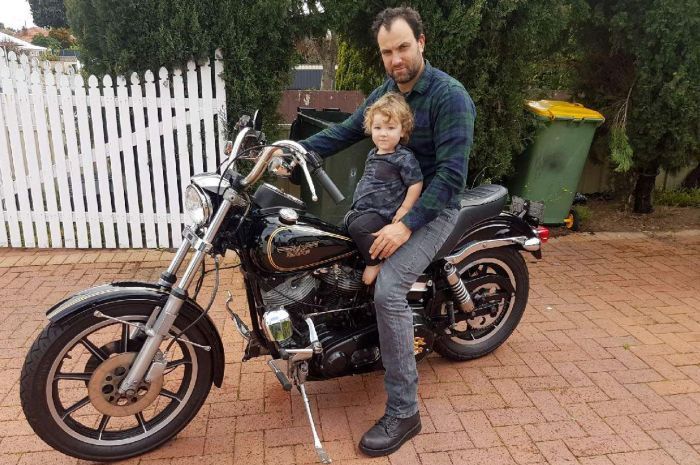 Julian Collis, difoto ini bersama anak laki-lakinya, Zander, 2, mengatakan dia akan menentang denda yang diberikan kepadanya. 