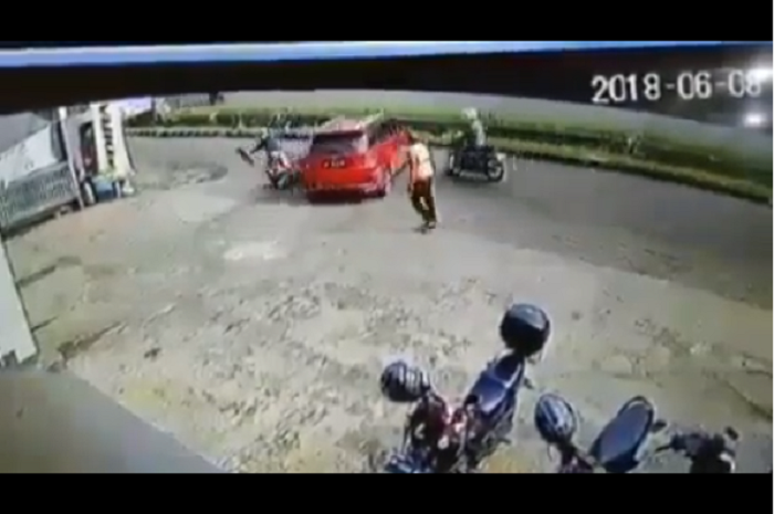 Honda Mobilio nyelonong menabrak pemotor