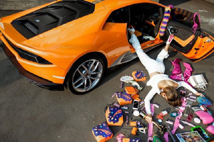 Artis Jessica Iskandar terlihat jatuh tersungkur dari Lamborghini Huracan