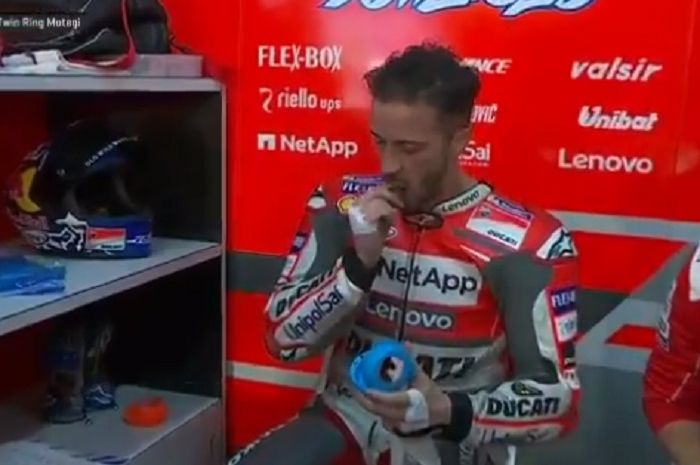 Andrea Dovizioso nampak lesu usai terjatuh di MotoGP Jepang.