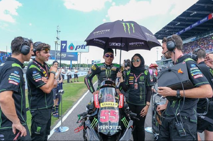 Hafizh Syahrin bersama istrinya yang juga menjadi umbrella girl