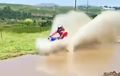 Dikira Kolam Renang? Trabas Genangan Air, Biker Ini 'Loncat Indah'