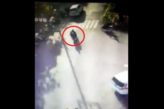 Video rekaman CCTV detik-detik bom meledak di Gereja Surabaya