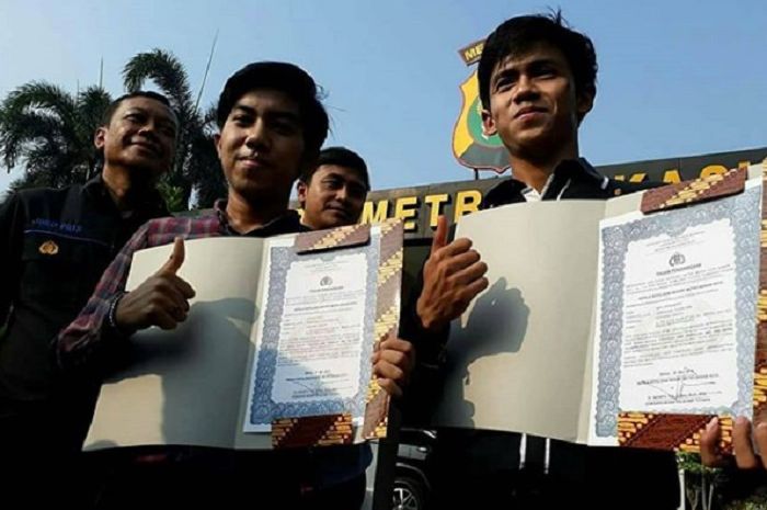 Moh Irfan Bahri (kanan) dan Achmad Rofiki (kiri) dapat penghargaan dari Kapolresta Bekasi