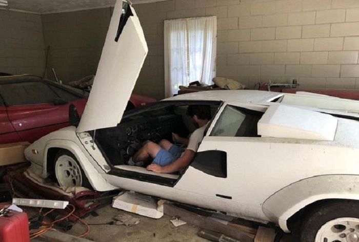 Eriegin dengan Lamborghini Caountach