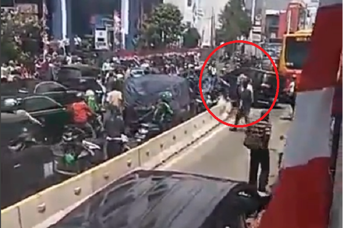 Grand Livina menabrak separator busway untuk menghindar dari amukan massa