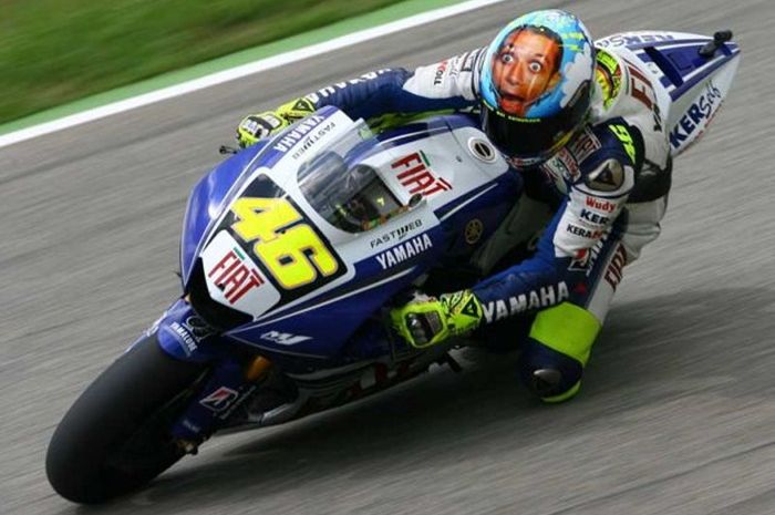 Valentino Rossi menggunakan helm dengan gambar mukanya