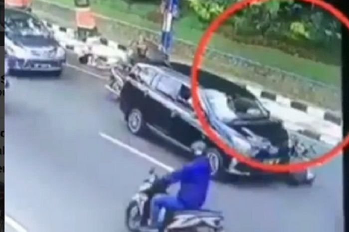 Pemotor senggol becak, roboh dan terlindas mobil di Magelang, Jateng.