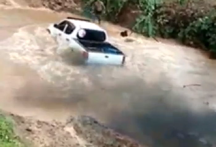 Detik-detik Mitsubishi Strada bupati Mateng hanyut di sungai